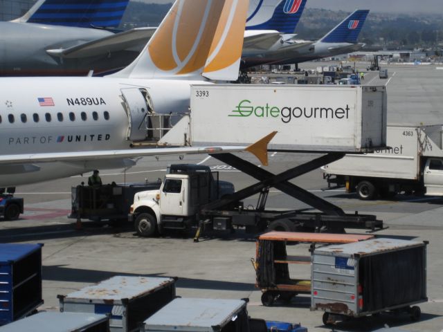 Airbus A320 (N489UA) - TED A320 gets food? KSFO