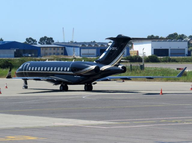 Bombardier Global Express (G-CEYL)