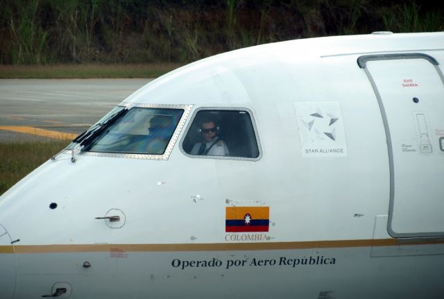 Embraer ERJ-190 (HK-4453)