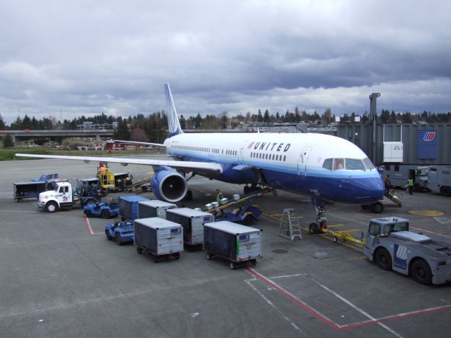 Boeing 757-200 (N597UA)