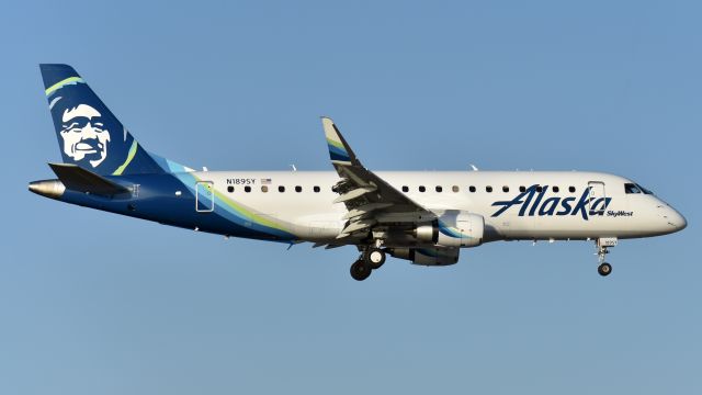 Embraer 175 (N189SY) - Landing around dusk at Love Field.