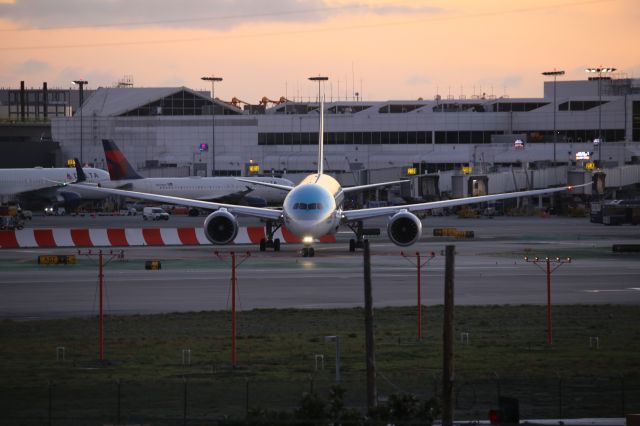 Boeing 787-9 Dreamliner (HL7206)