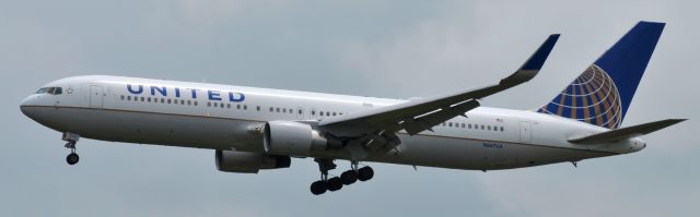 BOEING 767-200 (N667UA)