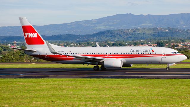 Boeing 737-800 (N915NN)