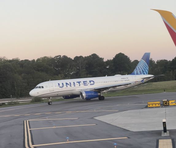 Airbus A320 (N498UA) - Waiting to take off