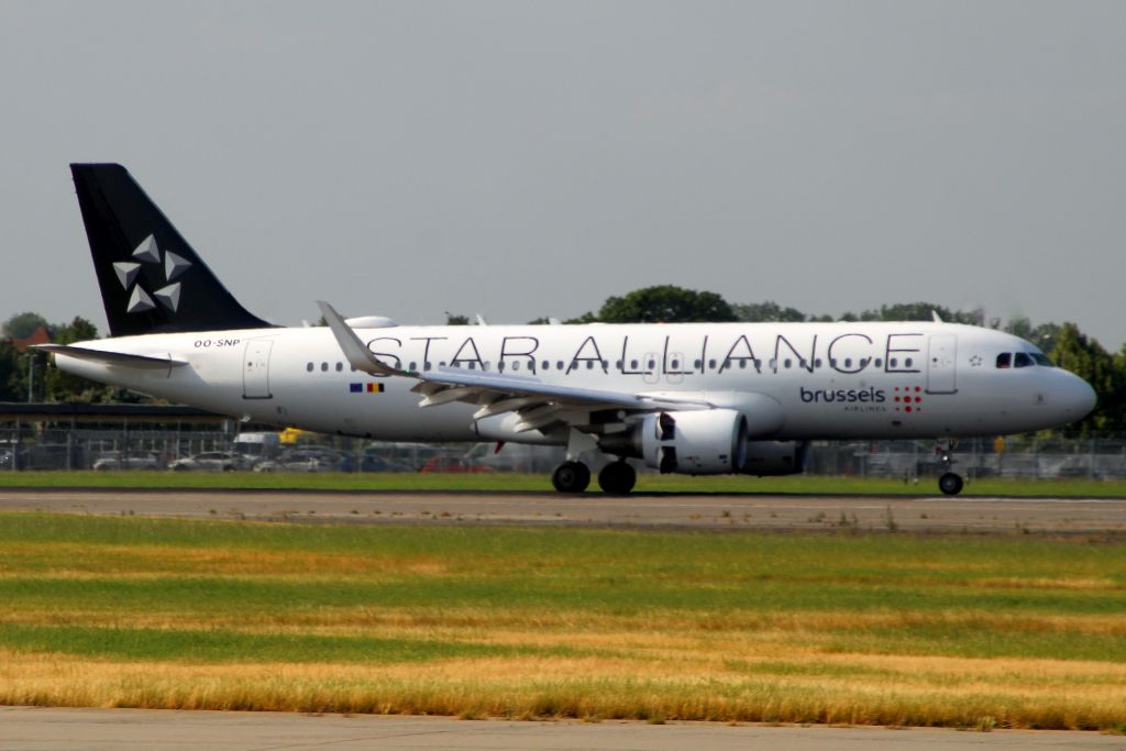 Airbus A320 (OO-SNP) - Landing on rwy 09L on 14-Jun-23 operating flight BEL2095 from EBBR.