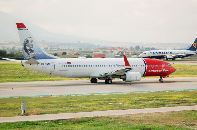 Boeing 737-700 (LN-DYD)