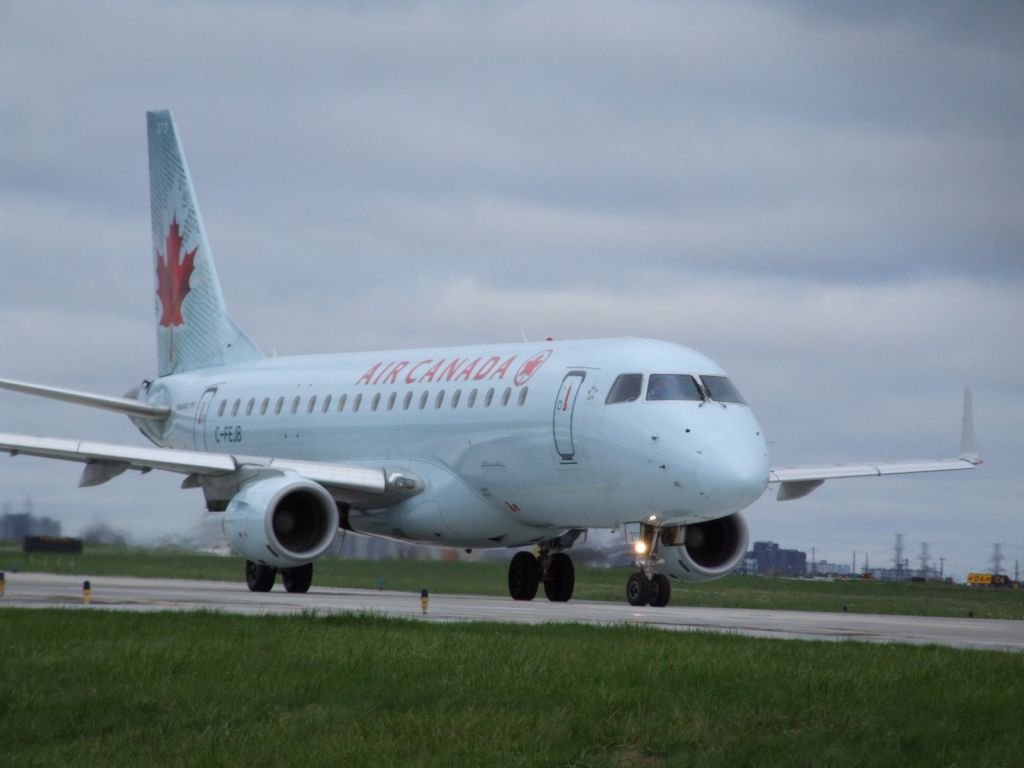 Embraer 175 (C-FEJB)