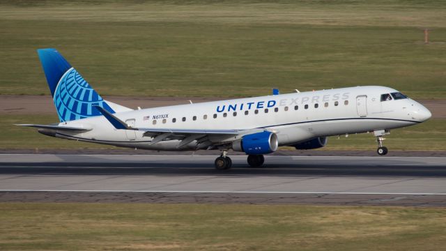 Embraer 175 (N611UX)