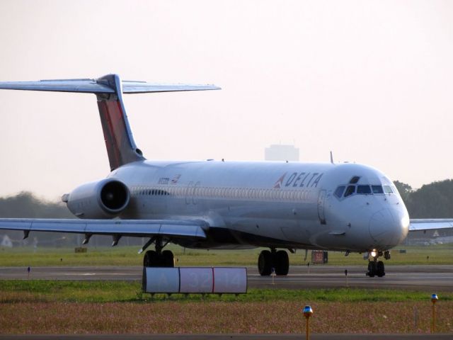 McDonnell Douglas MD-88 (N932DL)