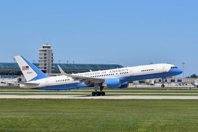 90003 — - Boeing C-32 Air Force 2