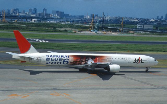 BOEING 777-300 (JA8945) - Taxing at Tokyo-Haneda Intl Airport on 2006/09/10