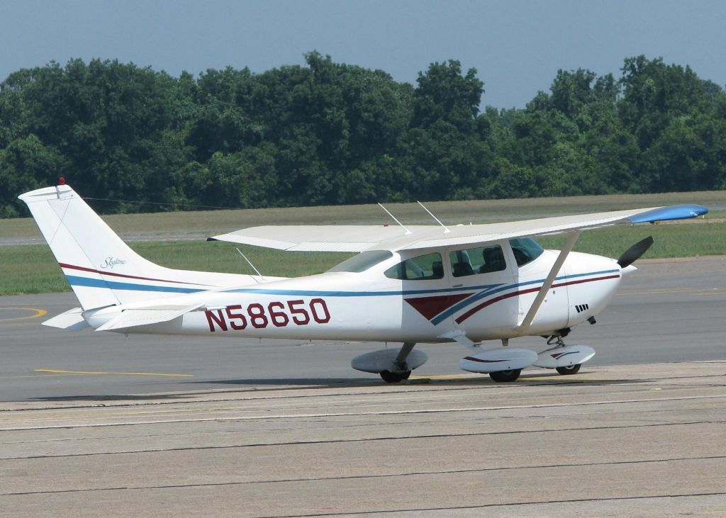 Cessna Skylane (N58650) - At Downtown Shreveport.