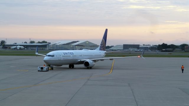 Boeing 737-900 (N45440) - United N45440 being backed away from terminal early AM at KBDL.