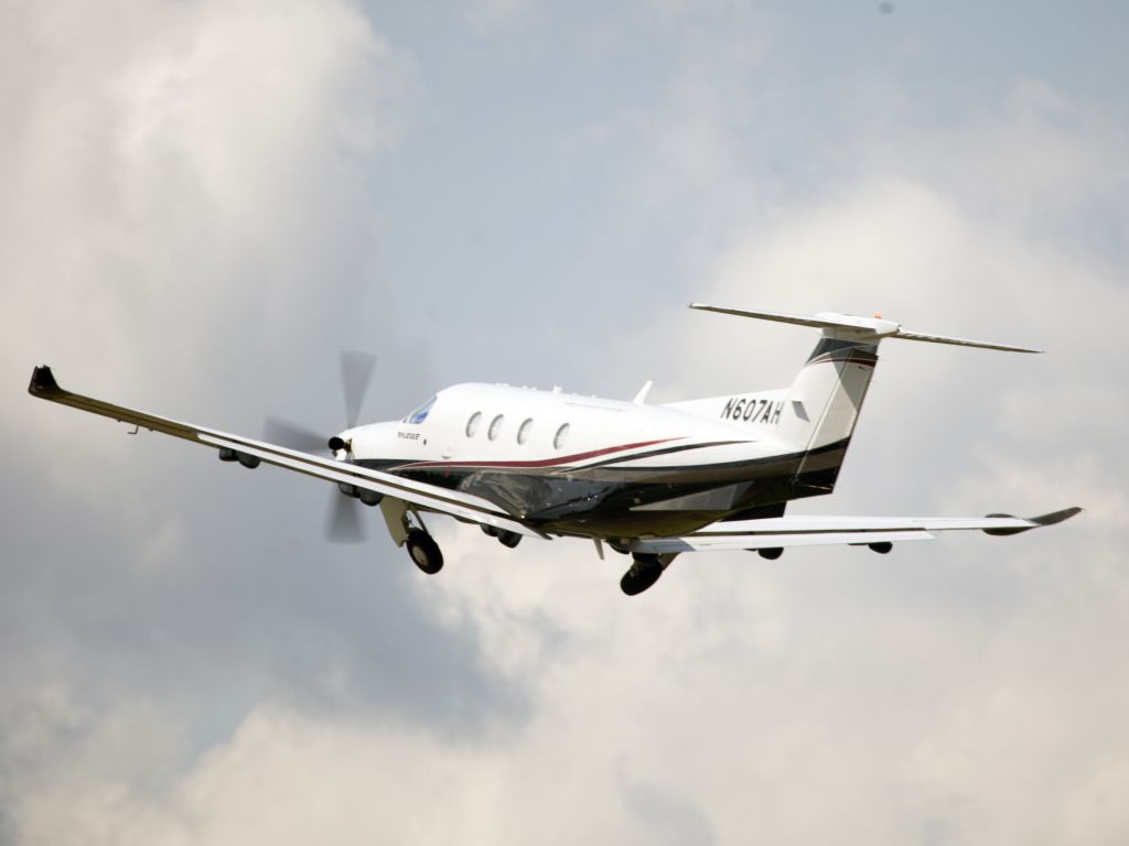 Pilatus PC-12 (N607AH) - Take off runway 26.