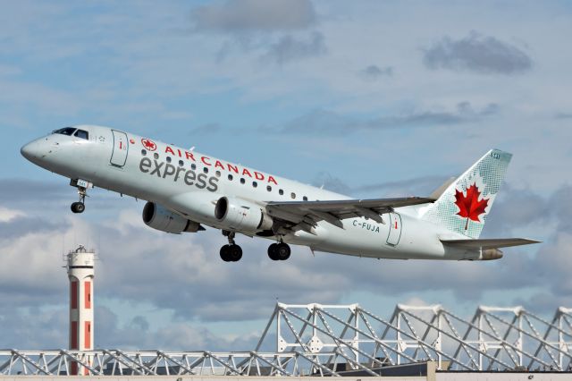 Embraer 175 (C-FUJA)