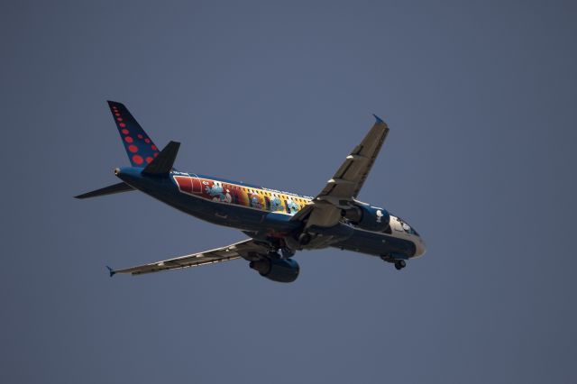 — — - The "Smurfs" A320 heading for Brussels Airport. 6 may afternoon above Jette (Brussels) two minutes before landing.