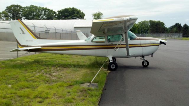 Cessna Skyhawk (N63835) - I am a student pilot and this is the plane I usually fly for Premier Flight Center in Windham, Connecticut.  This is a great plane to learn on, and the instructor Tim Chase is great too!