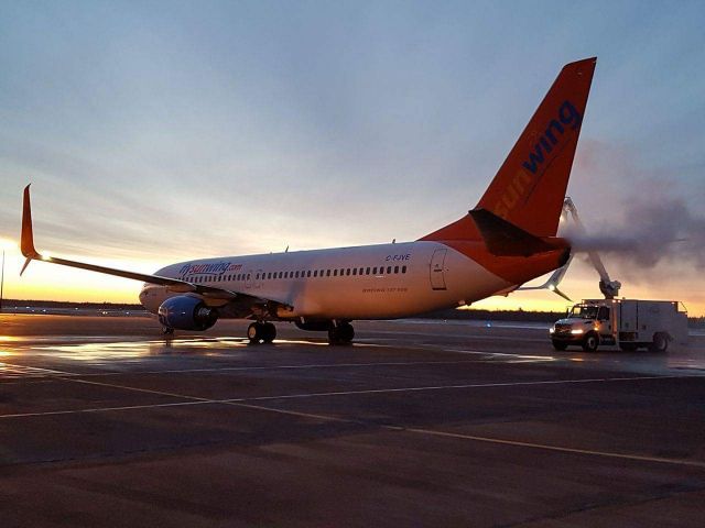 Boeing 737-700 (C-FJVE) - Early morning deicing before traveling down south 