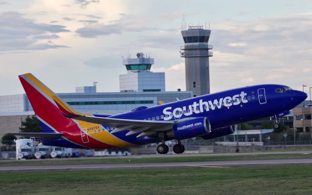 Boeing 737-700 (N7875A) - And rotate! Former MALEV and Transaero Airlines before becoming a member of Southwests fleet (Please view image in "Full" for highest quality)