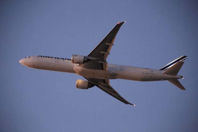 BOEING 777-300ER (F-GSQA)