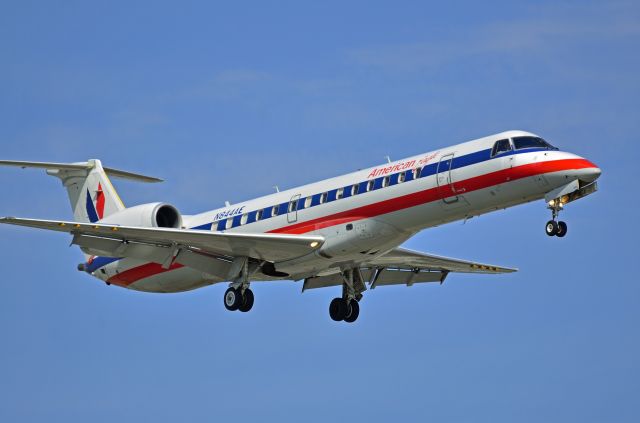 Embraer ERJ-135 (N844AE)