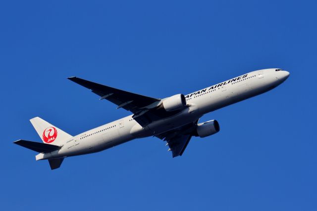 BOEING 777-300 (JA8944)