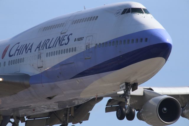 Boeing 747-400 (B-18207)