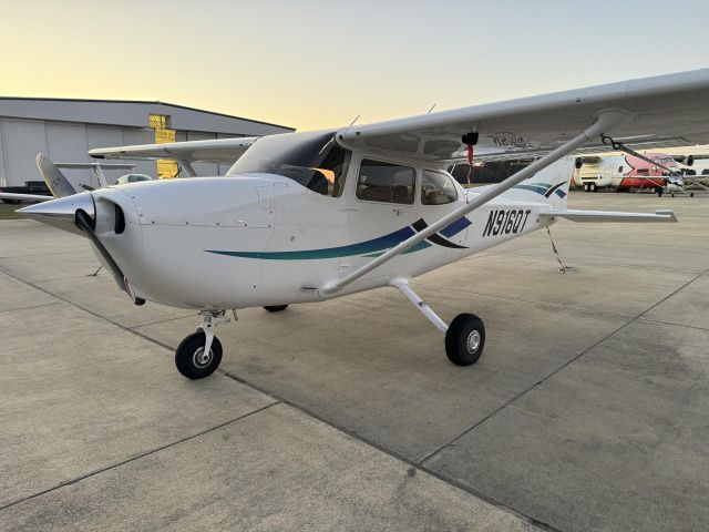 Cessna Skyhawk (N916QT) - N916QT at KECG