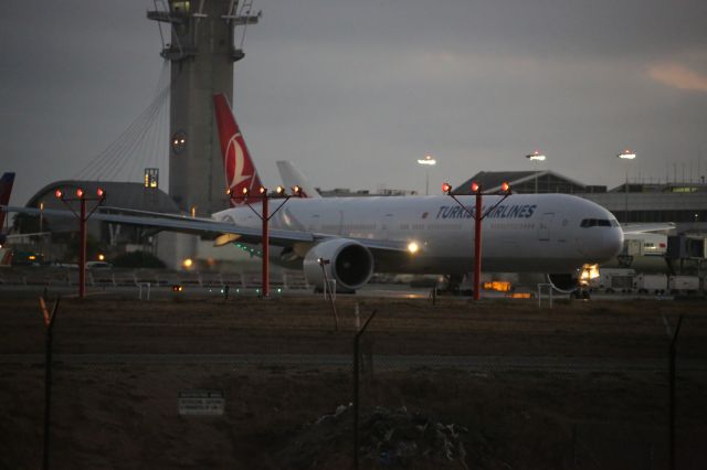 BOEING 777-300ER (TC-JJK)