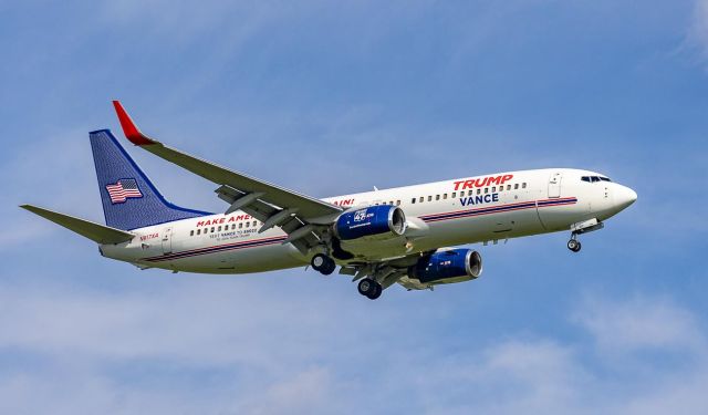 Boeing 737-800 (N917XA) - BBQ917 short final to runway 22 at KLEX. Vice-Presidential candidate JD Vance in town for a Craft fundraiser.