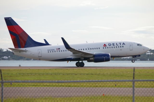 Boeing 737-700 (N308DE) - Rotating on Rwy 30