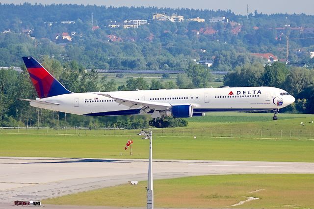 BOEING 767-400 (N841MH)