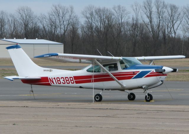 Cessna Skylane (N183BB) - Parked at the Downtown Shreveport airport.