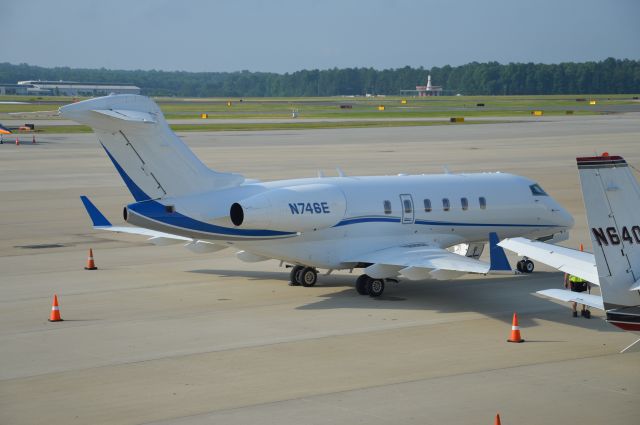 Bombardier Challenger 300 (N746E)