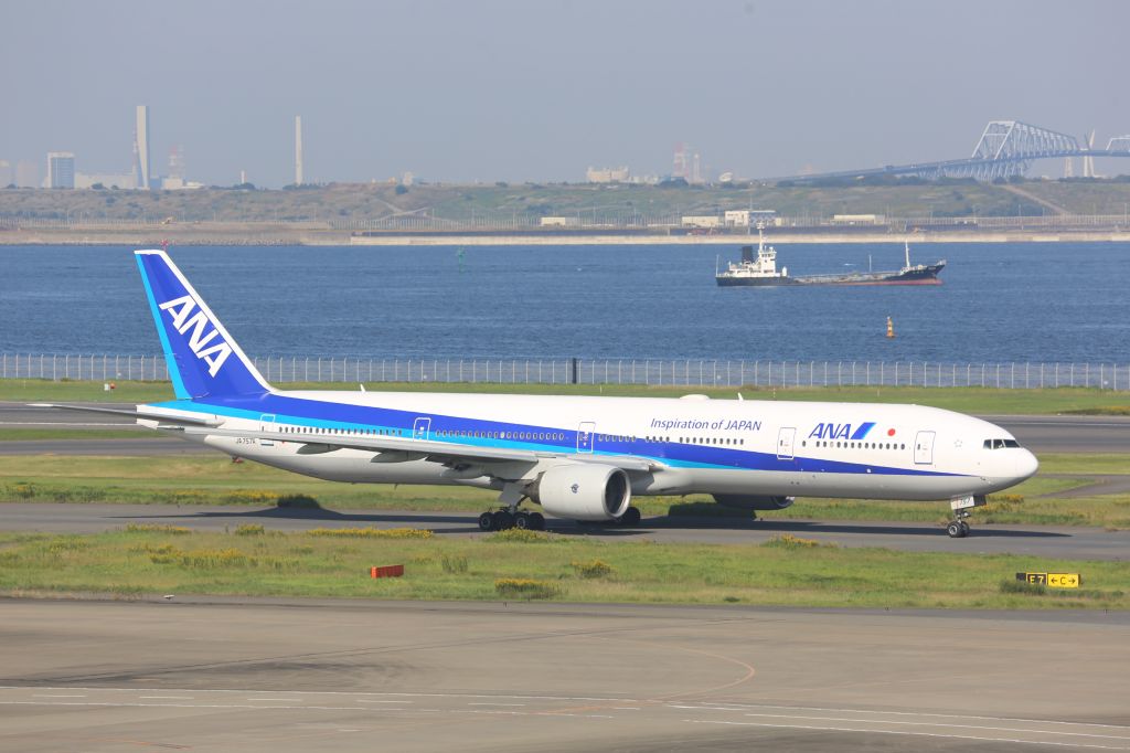 BOEING 777-300 (JA757A)