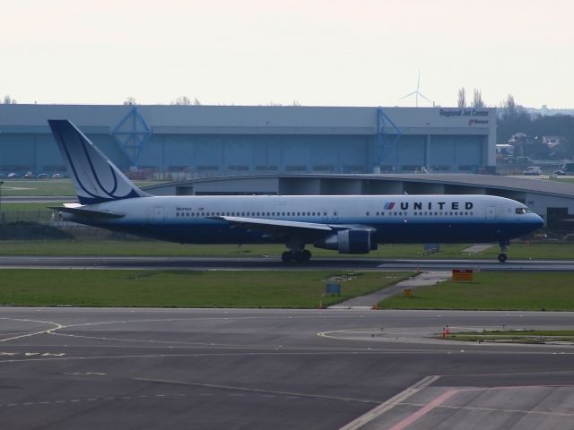 BOEING 767-300 (N641UA)