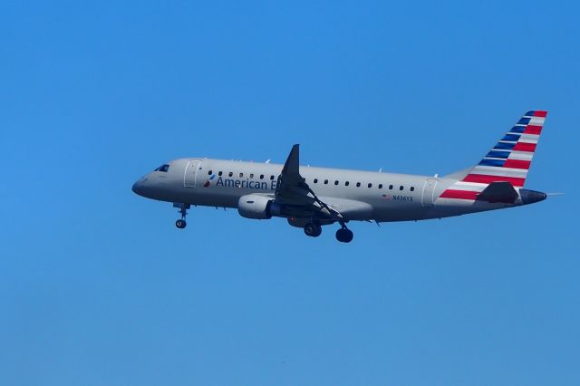 Embraer 170/175 (N436YX)