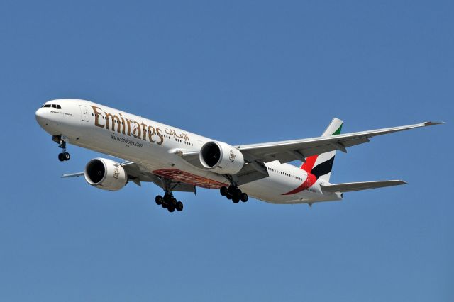 BOEING 777-300 (A6-EGF)