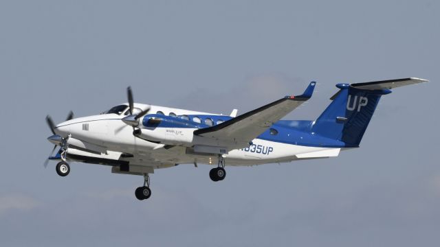 Beechcraft Super King Air 350 (N835UP) - Departing LAX on 25L