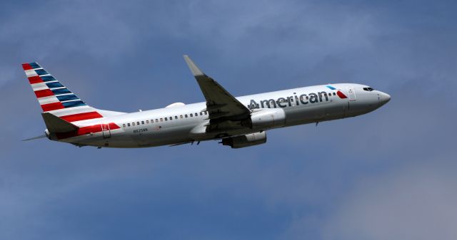 Boeing 737-800 (N825NN) - Shortly after departure is this 2010 American Airlines Boeing 737-823 from the Summer of 2020.