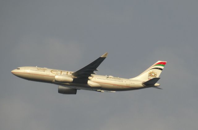 Airbus A330-300 (A6-EYU) - THIS EVENING (FRI08APR2016) DEPARTURE FROM  PERTH NOW ENROUTE TObr /ABU DHABI AT ABOUT 4000FT. OVER HENLEY BROOK 12KM NORTH OF YPPHbr /THE A/C COLOURS REFLECTING IN THE SUN....GRAINY ENLARGED! SONY DSC-HK300