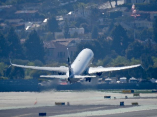 Boeing 737-900 (N320AS) - B737 N320AS leaps airbound from runway 27 at Lindbergh field.