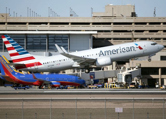 Boeing 737-800 (N976NN)