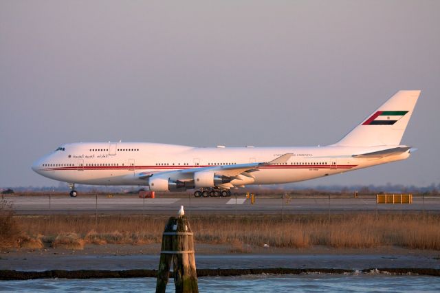 Boeing 747-200 (A6-HRM)