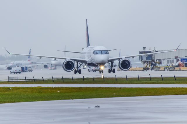 Airbus A220-300 (C-GMYU)