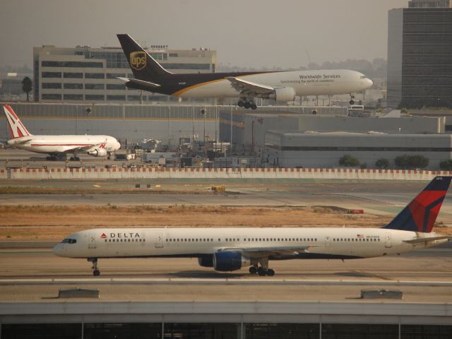 BOEING 757-300 (N595NW)