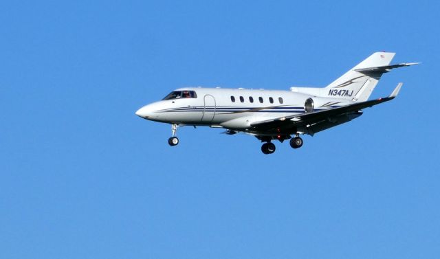 Hawker 800 (N347AJ) - On final is this 2001 Raytheon Hawker 800XP in the Summer of 2019.