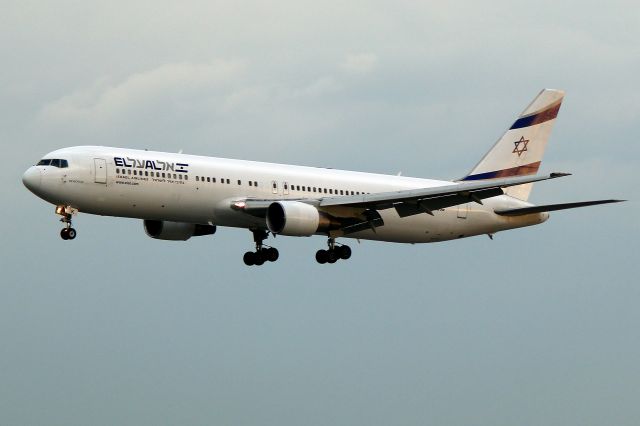 BOEING 767-300 (4X-EAK) - El Al 15 from Tel Aviv on short final to 22L