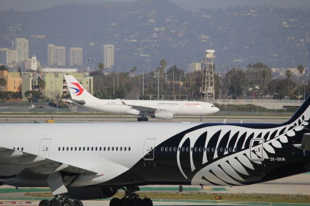 BOEING 777-300 (ZK-OKM)